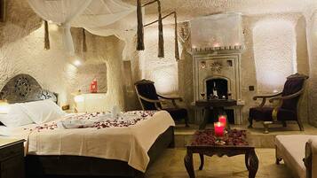 Deluxe Studio, 1 King Bed, Fireplace, Valley View | Premium bedding, free WiFi, bed sheets