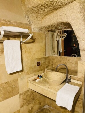 Suite Studio Majestueuse, 1 trÚs grand lit, baignoire à jets | Salle de bain | Douche, douche à « effet pluie », serviettes fournies, savon