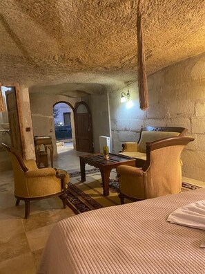 Quarto triplo família, suíte | Roupas de cama premium, Wi-Fi de cortesia, roupa de cama