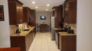 Fridge, microwave, oven, stovetop - Lakefront Home on Lake Griffin / Harris chain of lakes and close to the Villages (Fruitland Park)