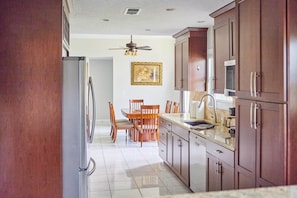 Fridge, microwave, oven, stovetop - Lakefront Home on Lake Griffin / Harris chain of lakes and close to the Villages (Fruitland Park)