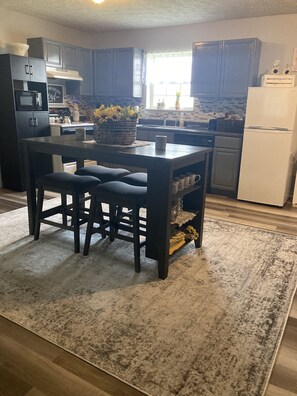 Frigorífico, microondas, horno y placa de cocina