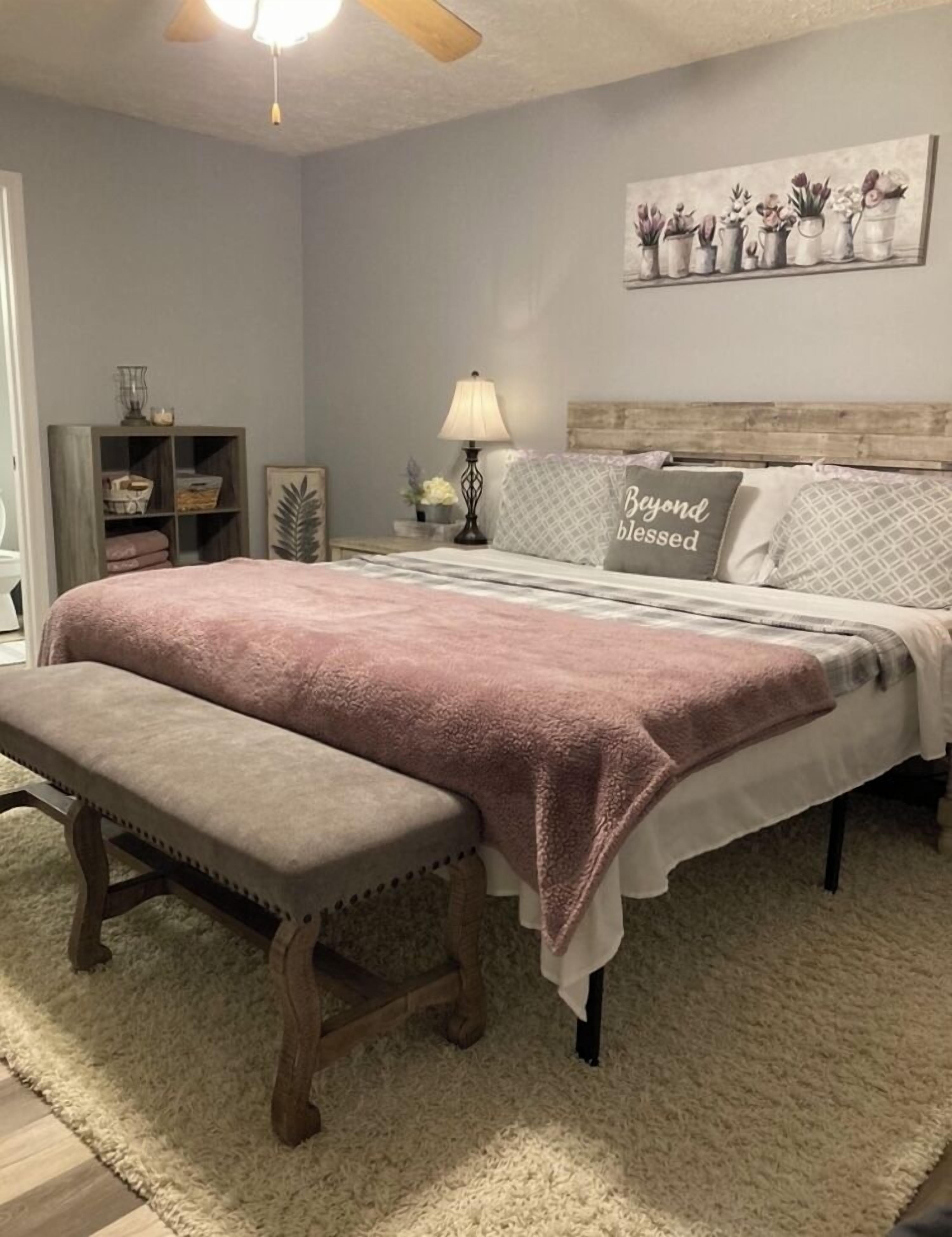 3 chambres, bureau, fer et planche à repasser, lit parapluie