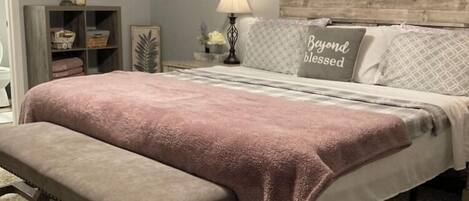 3 chambres, bureau, fer et planche à repasser, lit parapluie