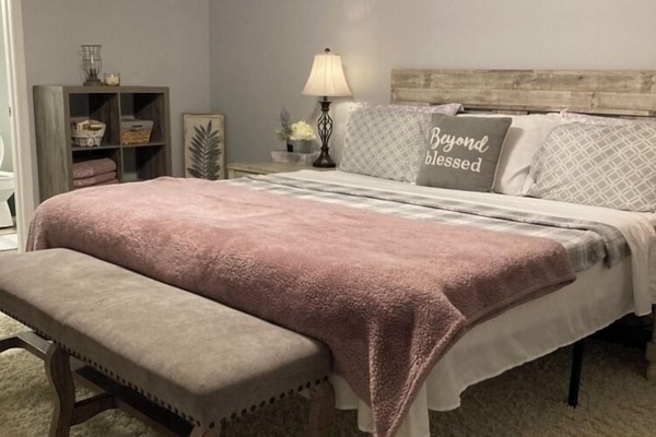 3 slaapkamers, een bureau, een strijkplank/strijkijzer, reisbedje