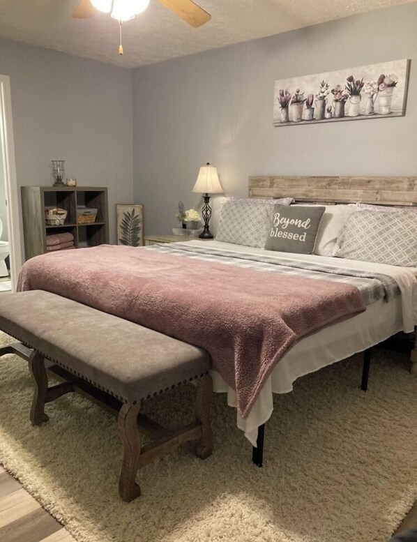 3 dormitorios, escritorio, tabla de planchar con plancha y cuna de viaje