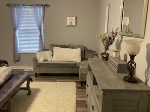 Una Smart TV, libros, una oficina