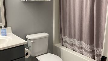 Kombination af bruser/badekar, hårtørrer, håndklæder, Sæbe