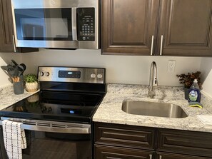 Køleskab, mikrobølgeovn, ovn, kogeplade