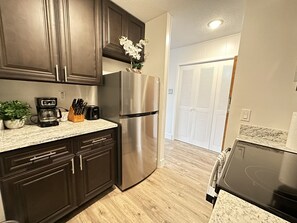 Fridge, microwave, oven, stovetop - Sophisticated Studio Apartment in Gadsden, AL (Gadsden)