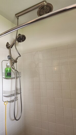 Duschwanne, Handtücher, Seife, Shampoo