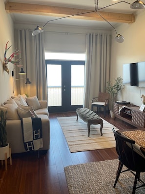 Smart TV - Upscale condo centrally located in Baton Rouge!! (Baton Rouge)