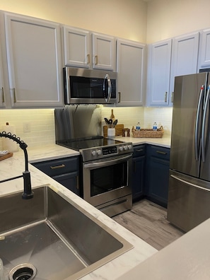 Fridge, oven, stovetop, dishwasher - Upscale condo centrally located in Baton Rouge!! (Baton Rouge)