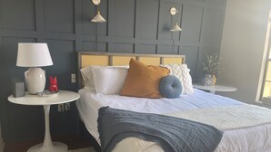 A bedroom with a bed, bedside tables, a lamp, and a potted plant. - Upscale condo centrally located in Baton Rouge!! (Baton Rouge)