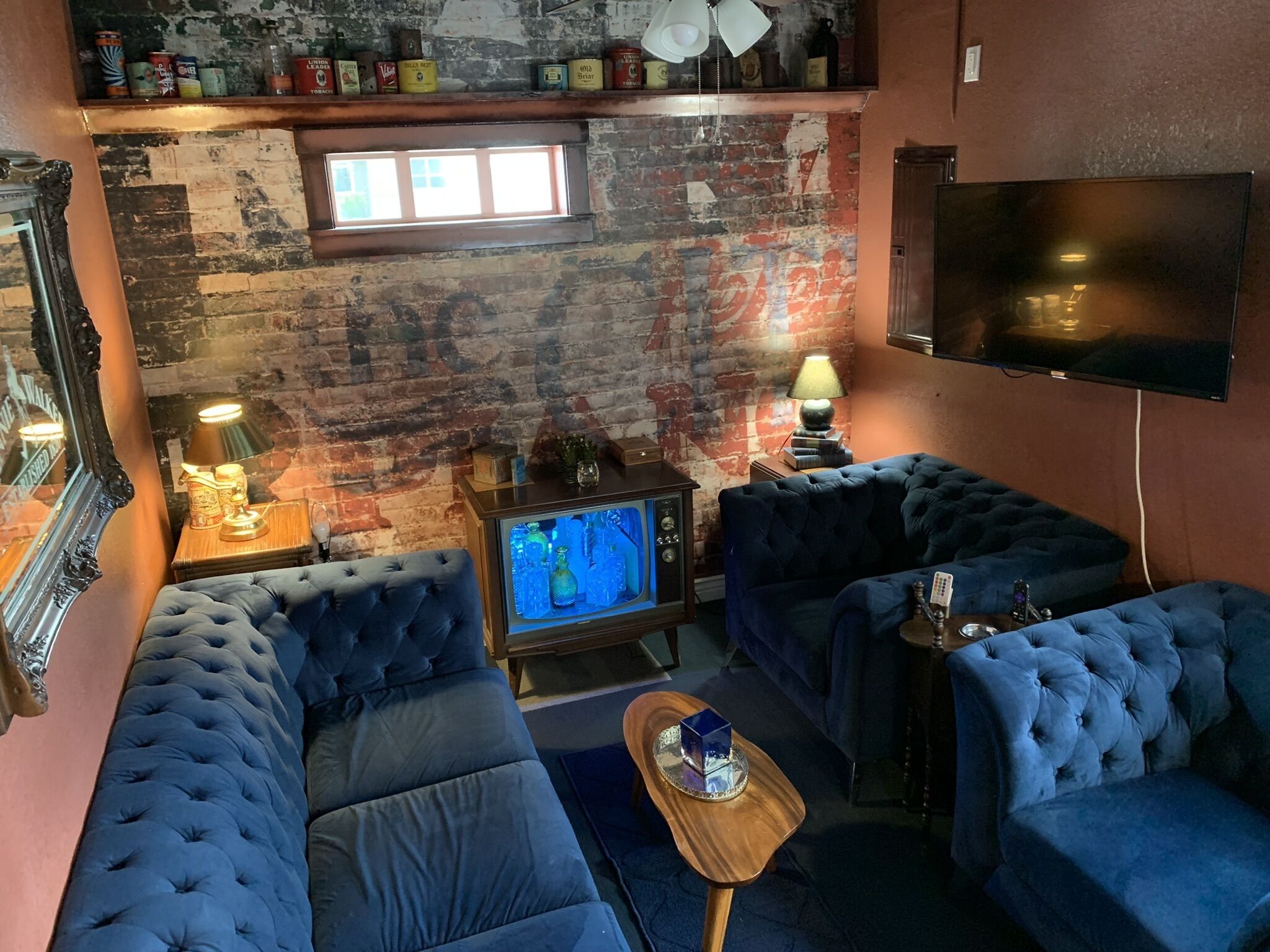 1bdm retro speakeasy lounge & patio Blocks away from Village & Roaring Springs
