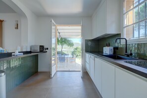 Geladeira, micro-ondas, fogão, lava-louças