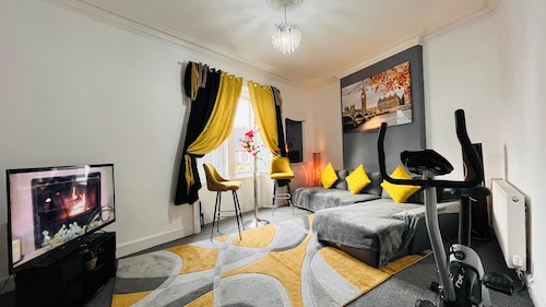 3 Bedrooms Apartment With Free Parking, Self Check in/out - Perfect for 8 Guests