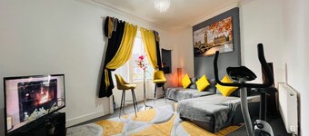 3 Bedrooms Apartment With Free Parking, Self Check in/out - Perfect for 8 Guests