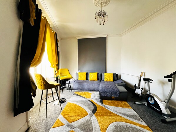 Interior - Spacious 3 Bedrooms Entire Apartment - Self Check in/out - Perfect for 8 Guests (Cowdenbeath)