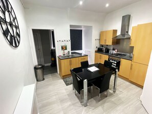 Fridge, microwave, oven, stovetop - Spacious 3 Bedrooms Entire Apartment - Self Check in/out - Perfect for 8 Guests (Cowdenbeath)