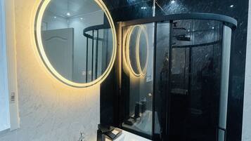 Dusch, hÄrtork, handdukar och tvÄl