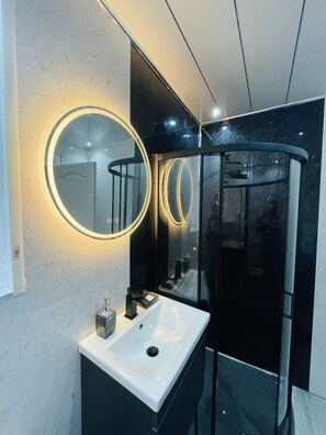 Douche, sĂšche-cheveux, serviettes fournies, savon