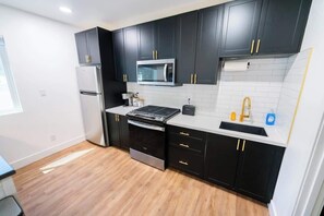 Een koelkast, een microgolfoven, een oven, een kookplaat