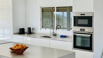 Een koelkast, een magnetron, een oven, een kookplaat