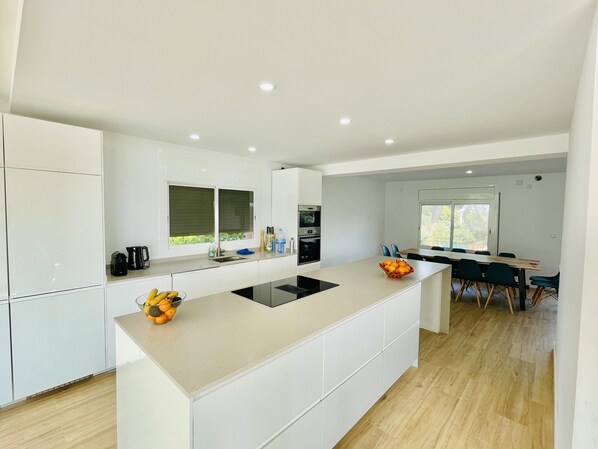 Jääkaappi, mikroaaltouuni, uuni, liesi