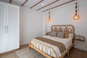 2 bedrooms, travel crib, free WiFi, bed sheets
