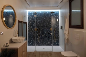 Suihku, hiustenkuivaaja, pyyhkeet, saippua