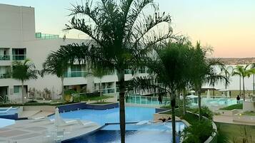 Lejlighed | Pool | 3 udendørs pools, parasoller