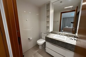 Apartamento | Baño | Ducha, secador de pelo, toallas y jabón