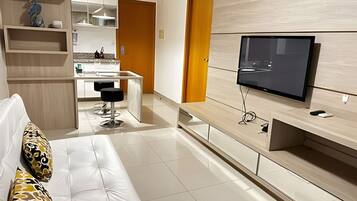 Lejlighed | Opholdsområde | 42-tommers smart-tv med satellitkanaler, streamingtjenester