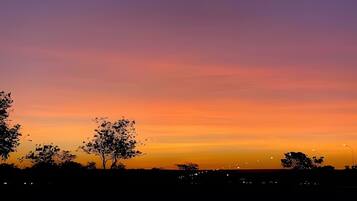 Un atardecer con un cielo degradado.