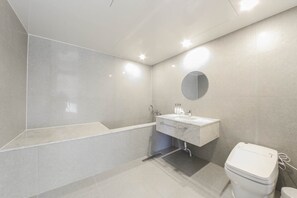 Family Twin Terrace Room | Bathroom