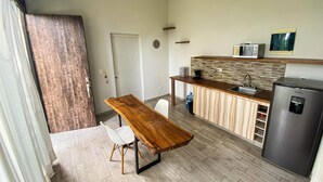 Departamento | Cocina privada | Cafetera y tetera, refrigerador, microondas y utensilios de cocina 