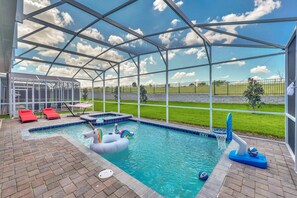 Una piscina al aire libre, una piscina climatizada