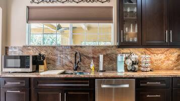 Frigorífico, microondas, horno y placa de cocina