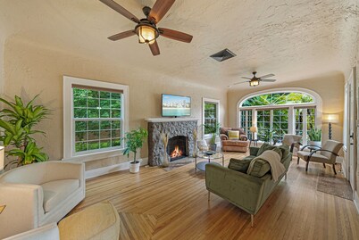 3/2 Luxury Spanish Villa - Pool - Pet Friendly