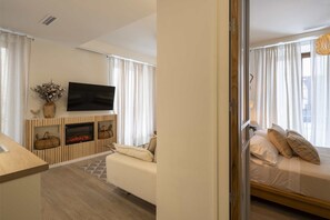 2 bedrooms, travel cot, free WiFi, bed sheets