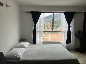 1 habitación, escritorio, tabla de planchar con plancha y wifi gratis 
