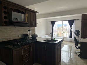 Microondas, cafetera y tetera y utensilios de cocina 