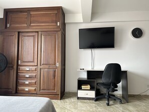 1 habitación, escritorio, tabla de planchar con plancha y wifi gratis 