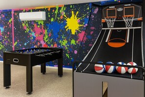 Games room - Spacious 4BR Oasis / Game Room, Boat Parking + Lake Views (Lake Havasu City)