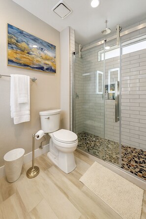 Shower, hair dryer, towels, soap - Spacious 4BR Oasis / Game Room, Boat Parking + Lake Views (Lake Havasu City)