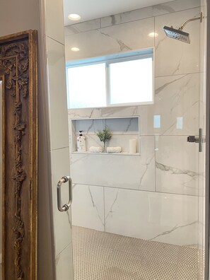 Combined shower/tub, hair dryer, towels, shampoo
