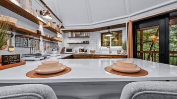 Frigorífico, microondas, horno y cafetera o tetera