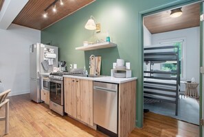 Frigorifero, microonde, forno, piano cottura