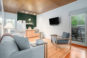 Smart TV, fireplace, table tennis, books - The Neighborhood Hotel Grand Beach Suite 5 - Studio+ (Grand Beach)